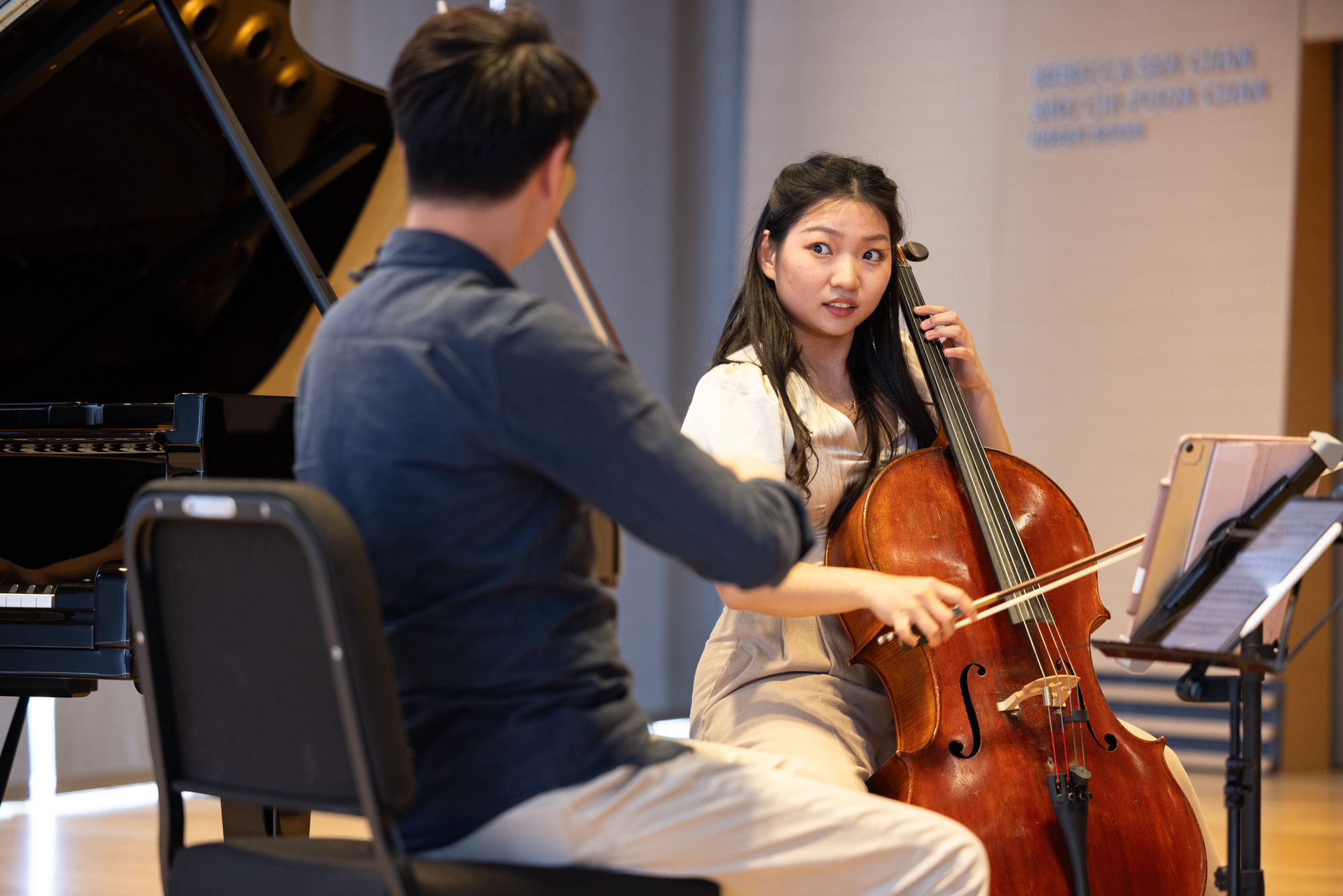 Yip-Wai Chow (left) and Alexandra Kim perform for Michael Tilson Thomas.