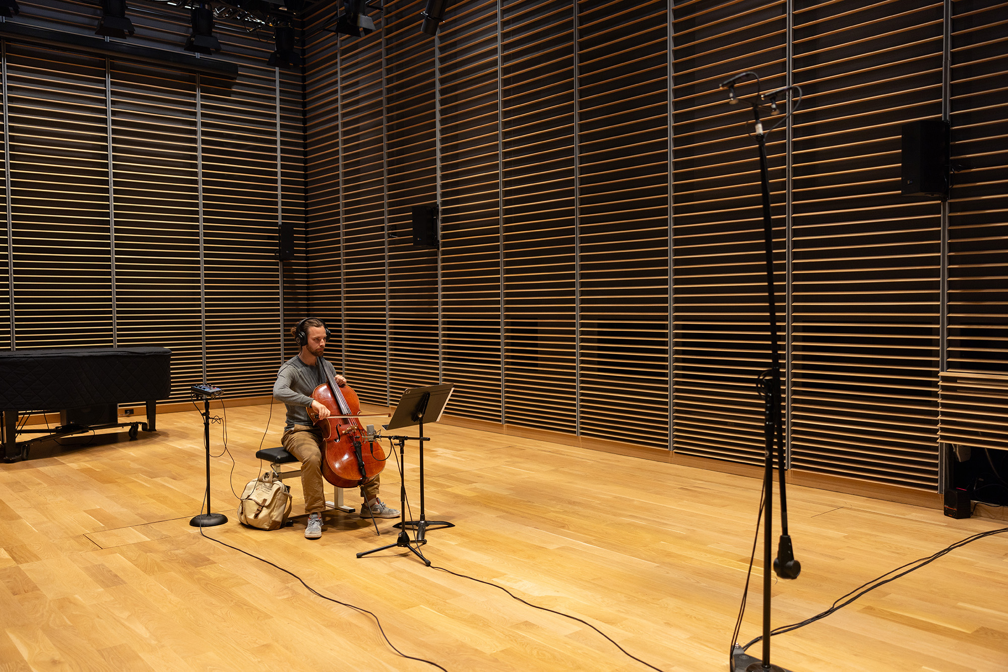 cello player studio G