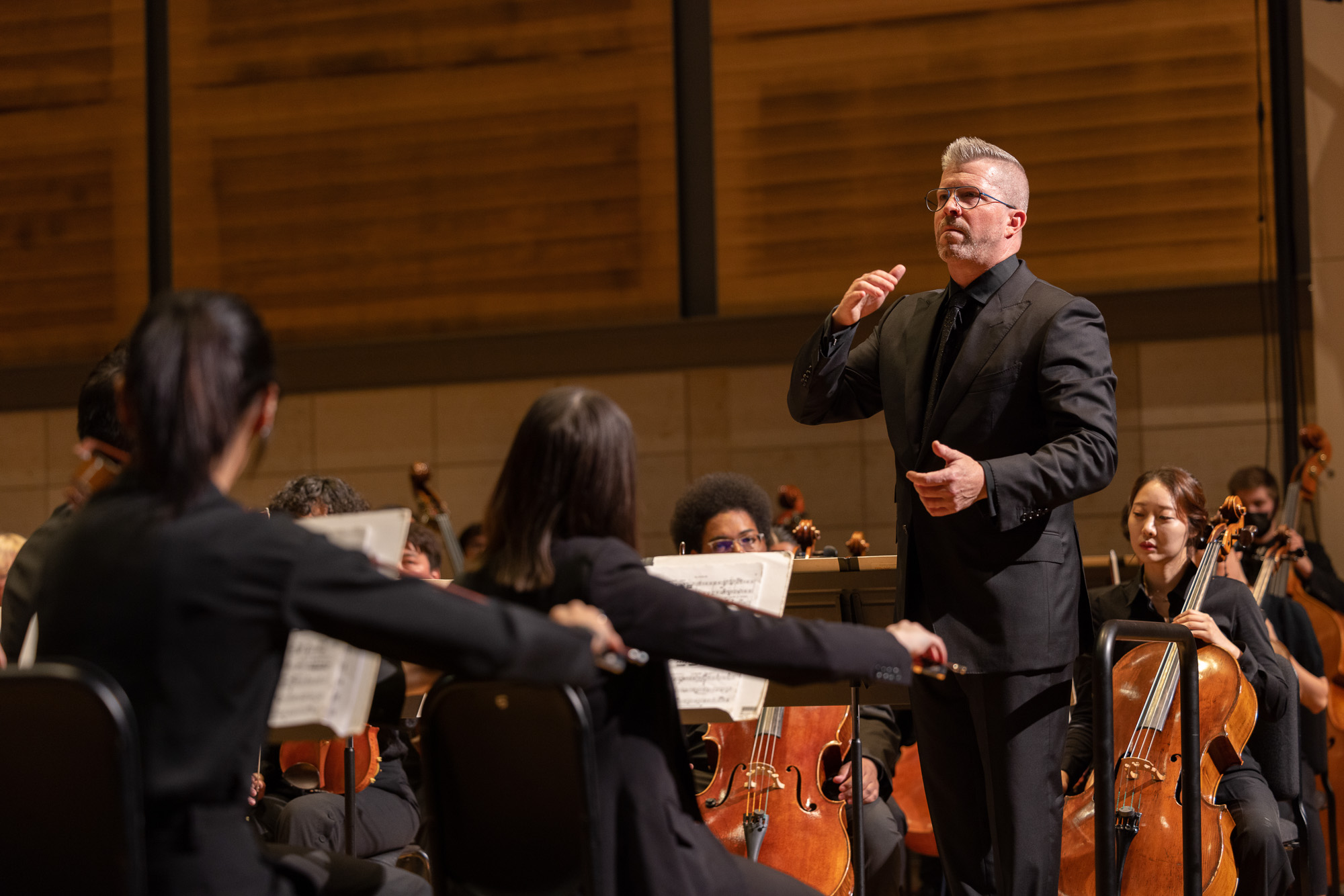 Edwin Outwater conducts the SFCM Orchestra.