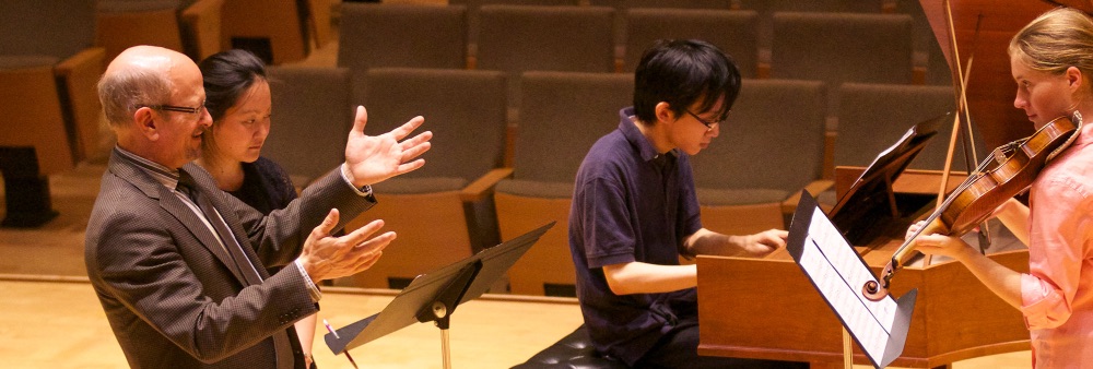 A photo of Jeffrey Thomas teaching a master class at SFCM