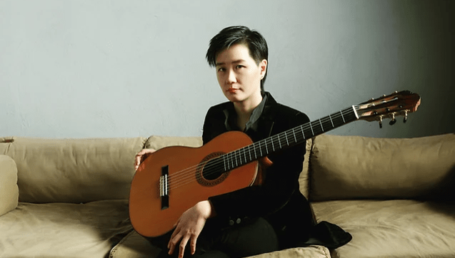 meng su with guitar