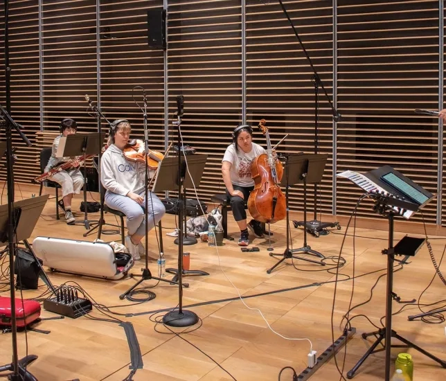 Dara Novoliantceva conducts students in Studio G