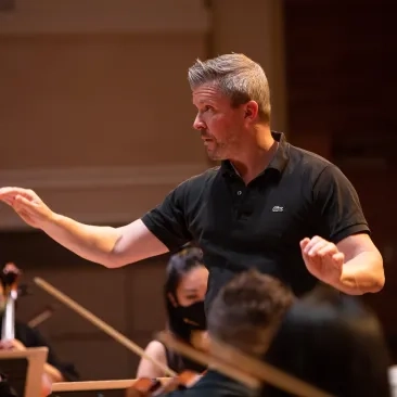 Edwin Outwater conducting SFCM rehearsal