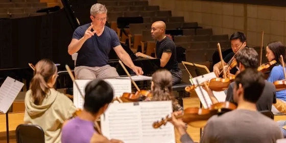 Aaron Diehl rehearses with the orchestra
