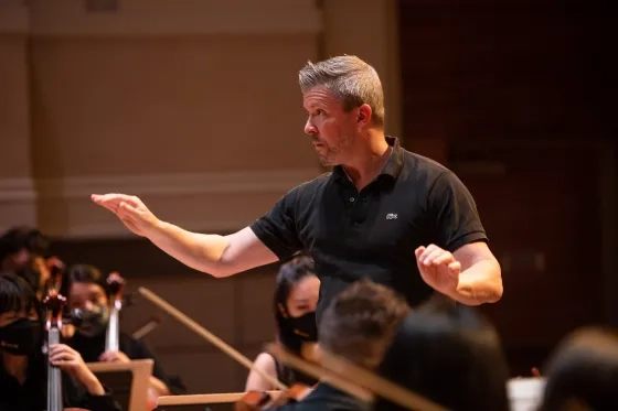 Edwin Outwater conducting SFCM rehearsal