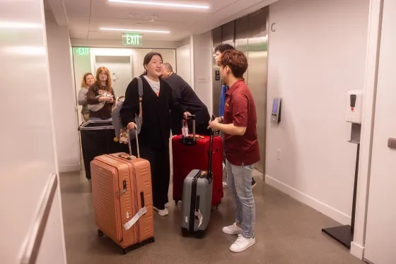 An RA helps a student with their luggage. 
