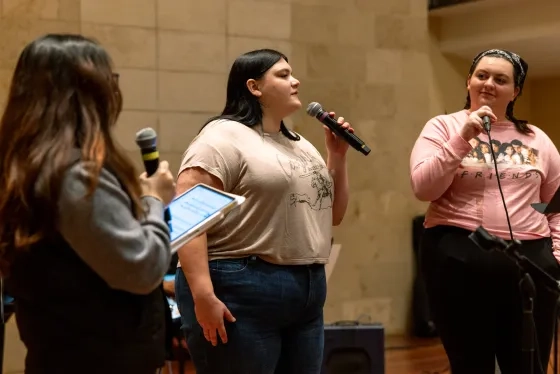 Students sing in Contemporary Vocals Craft.