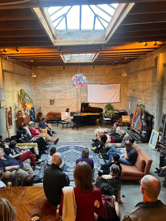 Atelier Kromatica.