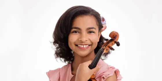 Amaryn Olmeda headshot with violin