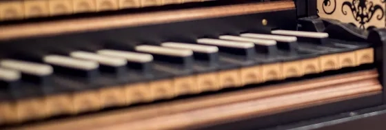 picture of a harpsichord keyboard