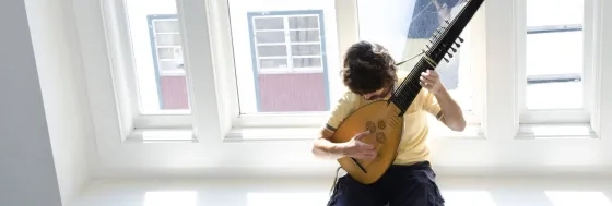 picture of a historical lute being played by a student