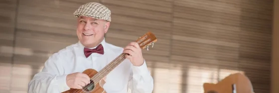 Mark Simons with ukulele