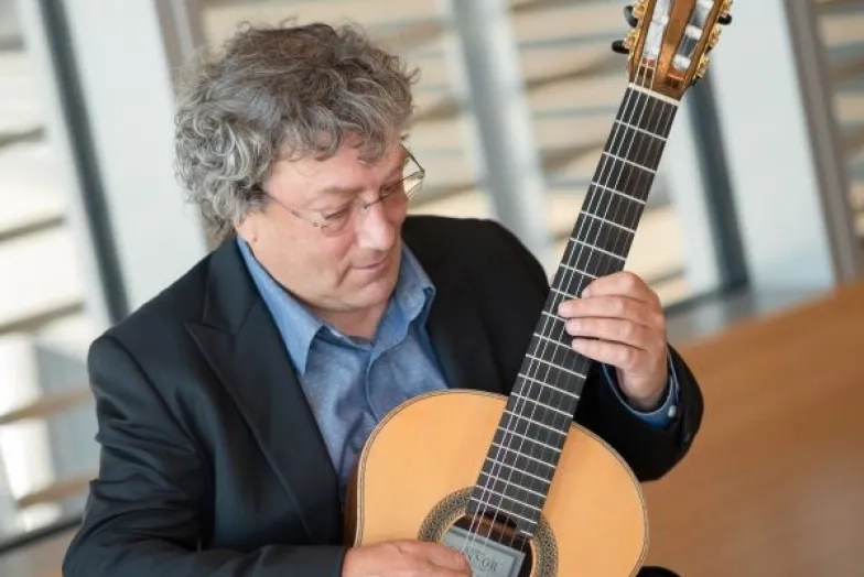 David Tanenbaum playing guitar