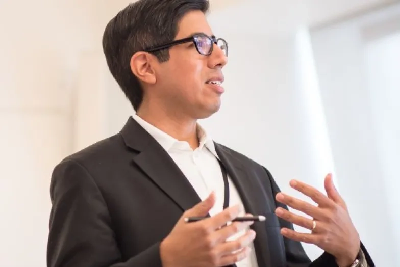 Erick Arenas lecturing