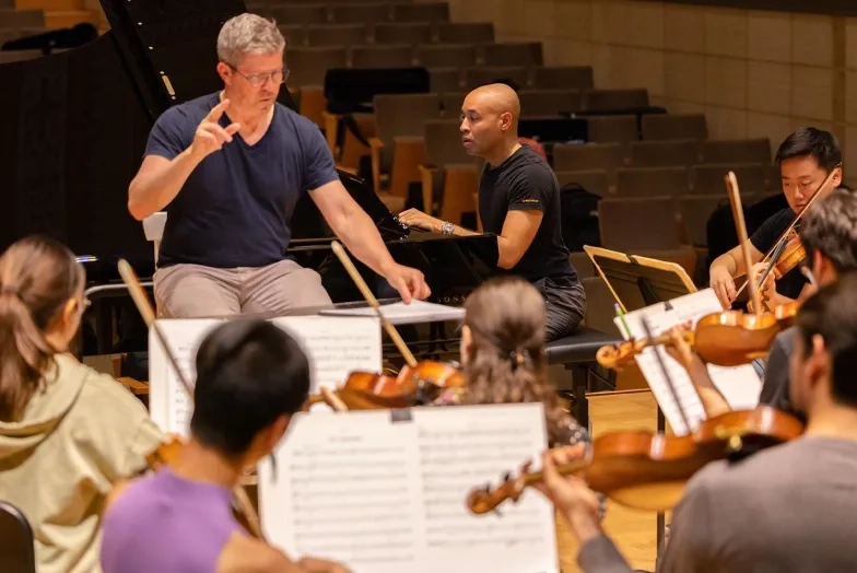 Aaron Diehl rehearses with the orchestra