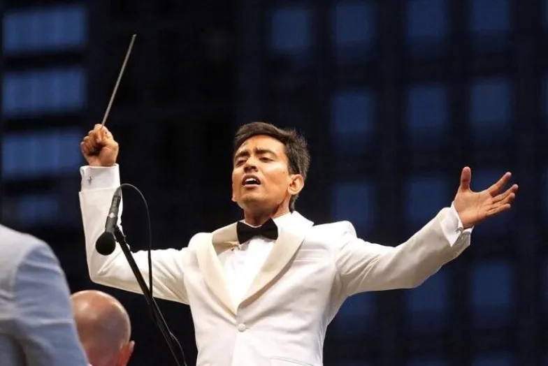 Vinay Parameswaran conducting expressively