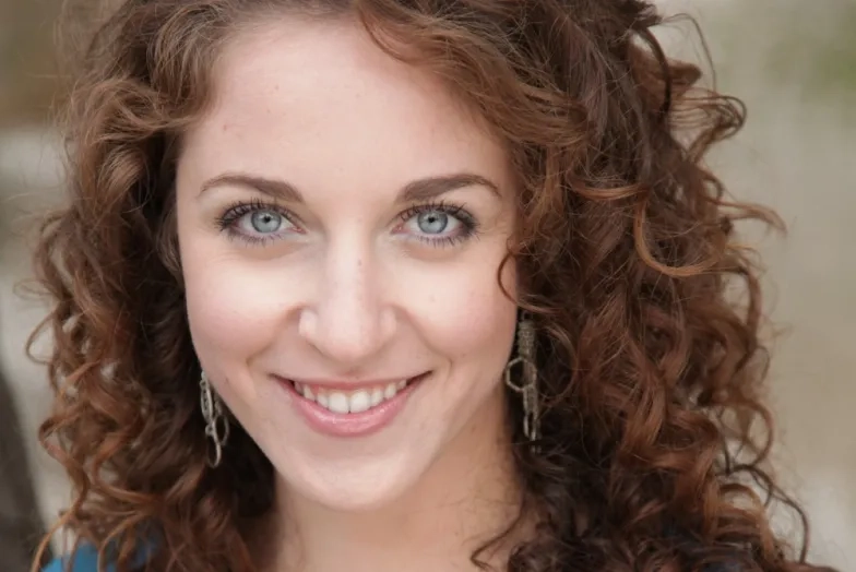 Danielle Thomas Headshot