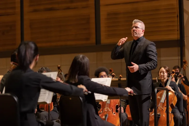 Edwin Outwater conducts the SFCM Orchestra.