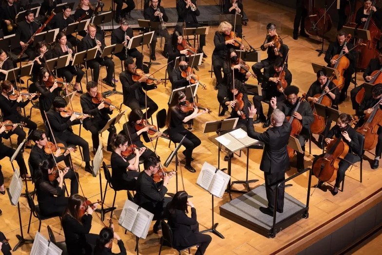 Edwin Outwater conducts the SFCM Orchestra.