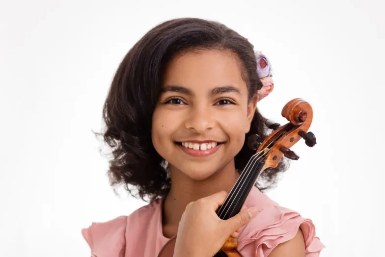 Amaryn Olmeda headshot with violin