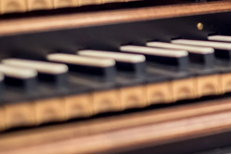 picture of a harpsichord keyboard