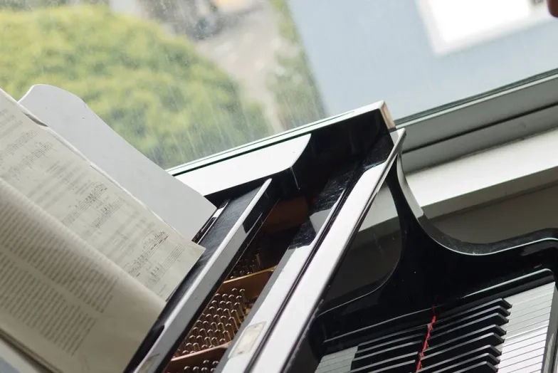 picture of a keyboard and a practice room window