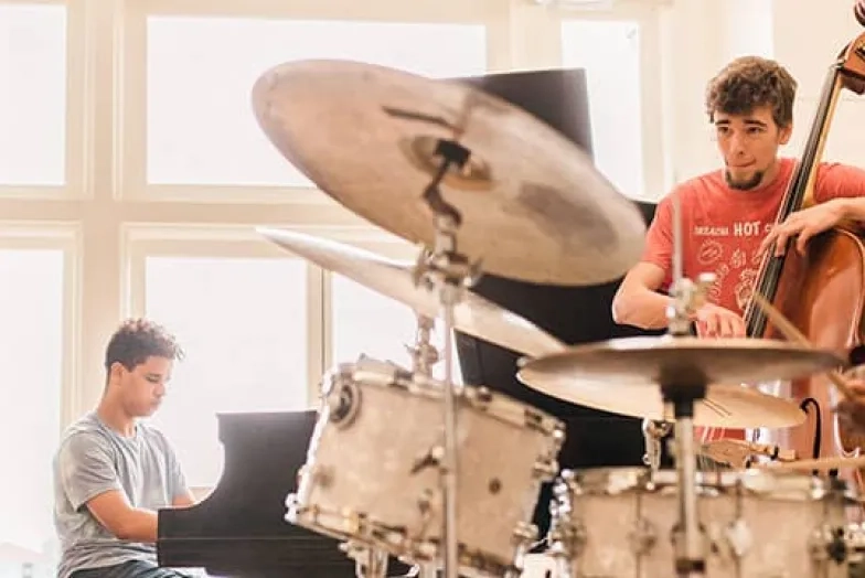 snare drum, piano and double bass performing