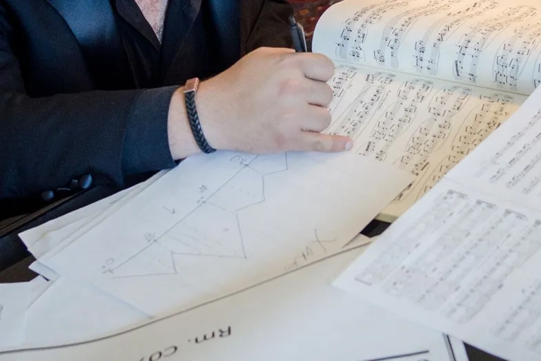 Student Life - Professional Development and Engagement Center - Gigs and Opportunities - Composition - fr.jpeg PDEC: student working on analysis of sheet music